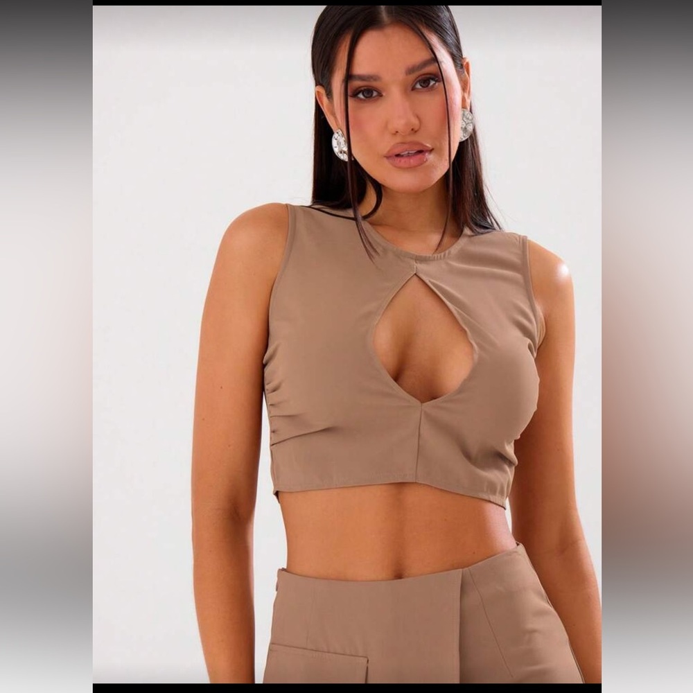 Cute keyhole top